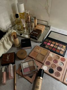 Good Makeup Aesthetic, Makeup And Skincare Aesthetic, Latina Makeup Products, Makeup Vision Board, Luxury Makeup Aesthetic, Starting Makeup, Makeup Astethic, Do Makeup, Good Makeup Products