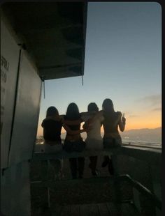 Summer Fun Aesthetic Beach, Dream Life With Friends, Teenage Friend Group Aesthetic, Freind Ship Images, Sunset Photos With Friends, Group Of 4 Pics, Fun Adventures With Friends, Friend Group Faceless, Vacation Picture Ideas Friends