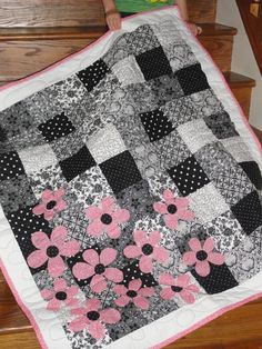 Spring is Here.  Woo Hoo!  Made it all the way to #4! Black And White Quilt, Appliqué Quilts, Black And White Quilts, Quilt Modernen, Sew Ins, Girls Quilts, Quilting For Beginners