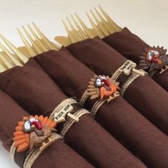 there are many brown napkins with turkey decorations on them