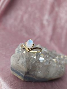 Here you get our gold-plated sterling silver ring "Ella" with a faceted moonstone with a super beautiful blue flash. Moonstone is said to strengthen the immune system and strengthen the personality. The effects of moonstones are just as diverse as their shimmer! The ring box is included. The Crystal Cluster doesn't. ♡ In addition, you will receive a small gift with your order (a gemstone pendant). ♡ If you have any questions, please contact me. Bohemian Jewelry Gift, Moonstone Ring Sterling Silver, Bridesmaid Gifts Jewelry, Jewelry Bridesmaid, Crystal Ring, Moonstone Ring, Ring Gemstone, Crystal Cluster, Crystal Rings