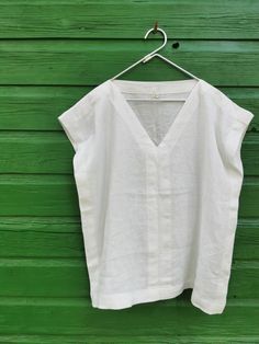 White Linen Summer Tops, Summer V-neck Tops For Everyday, Simple White Linen Top, Everyday Summer V-neck Tops, Everyday White Linen Top, Relaxed Fit V-neck Summer Top, Relaxed White Linen Top, White V-neck Short Sleeve Top, Spring Linen T-shirt