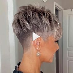 pool hairstyle ideas easy, pool hairstyle ideas black Short Medium Hair, Hair Styles Men, Hairstyle Ideas Easy, Hair Styles Black, Pool Hairstyle Ideas, Trendy Haircuts For Women, Old Hairstyles, Kaley Cuoco Short Hair, Trendy Short Haircuts