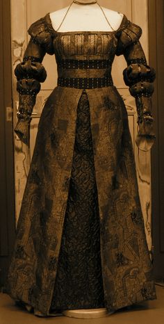 The Rose's Thimble 1490s Dress, 1500s Dress French, Baroque Medieval Dress With Historical Design, Luxury Historical Baroque Medieval Dress, Tudor Gown Elizabethan Dress, Historical Gowns, Old Dresses, Medieval Dress, Medieval Clothing