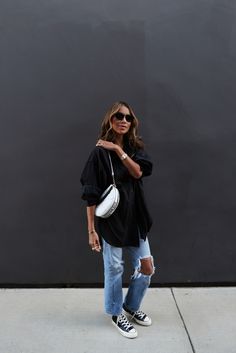 Women’s Oversized Button Down Shirt Outfit, Black Oversize Shirt Outfit, Covered Up Summer Outfits, Oversized Jean Button Up Shirt Outfit, Oversized Button Up Shirt Outfit Women, Outfits With Denim Shirts Women, Black Dress Shirt Outfit Woman, Oversized Blouse Outfit Casual, Black White Denim Outfit