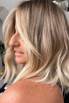 39 Adorable Balayage Hairstyles for Blondes and Brunettes Alike Wavy Lob Haircut, Cool Blonde Tone, Brunette Roots, Blonde Ends, Honey Balayage, Blonde Layered Hair, Subtle Balayage, Rich Brunette, Ash Blonde Balayage