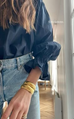 Blue Jeans Blue Shirt Outfit, Denim Collared Shirt Outfits, Elevated Everyday Style, Madewell Aesthetic, Midi Dress Accessories, Fashion Outfits Feminine, Accessorized Outfits, Lenin Pants, Aesthetic Outfit Ideas For School