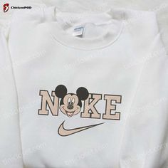 The Mickey Mouse Head x Nike Cartoon Embroidered Hoodie is the perfect blend of style and comfort. Made with premium quality materials, this hoodie features an embroidered Mickey Mouse head and Nike logo, adding a touch of playfulness to your wardrobe. The hoodie offers a relaxed fit and is designed to keep you warm and [...] Nike Cartoon, Disney Character Shirts, Nike Inspired, Nike Embroidery, Nightmare Before Christmas Characters, Walt Disney Characters, Mickey Mouse Design, Kitty Accessories, Embroidered Shirts