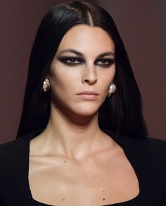 High Fashion Makeup Editorial, Versace Makeup, Trucco Glam, Black Makeup Looks, Makeup Layout, Vogue Makeup, Fashion Show Makeup, Black Eye Makeup, Vittoria Ceretti