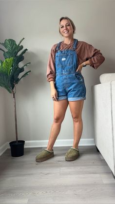 Levi overalls w/ sweatshirt #levi #levis #levisoveralls #overalls #sahm #sahmfashion #ootd #fallfashion #everydaystyle #fashion #casualwomensfashion #casualsaturdayoutfit #e Fall Shortall Outfits, Levi Overalls, Short Overalls Outfit, Sahm Fashion, Levis Overalls, Saturday Outfit, Casual Fall Outfit, Overalls Outfit, Fall Transition Outfits