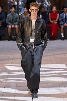 Sacai Spring 2025 Menswear Fashion Show | Vogue Hermes Menswear, Grandpa Fashion, Runway Men, Streetwear Ideas, Grandpa Style, Menswear Runway, Concept Clothing, Spring 2025, Men's Outfits