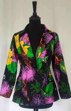 Pretty Imany jacket from Sistywax with fitted waist in size 38 (intended for a chest circumference of 85 cm maximum). Its length is 65 cm from the top of the shoulder to the hem. It is fully lined (bust and sleeves) Wash at 30 degrees. Iron on cotton mode. Fitted Multicolor Outerwear With Lapel Collar, Retro Fitted Blazer With Suit Collar, Fitted Floral Print Blazer For Work, Fitted Floral Print Blazer For Winter, Fitted Floral Print Long Sleeve Outerwear, Fitted Long Sleeve Lined Blazer, Fitted Multicolor Single Breasted Blazer, Fitted Long Sleeve Floral Print Outerwear, Fitted Multicolor Blazer With Pockets