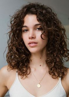 Below Shoulder Length Hair, Pauline Hoarau, Casual Curls, Shoulder Length Hair With Bangs, Hairstyles Diy, Model Profile, Hairstyles Tutorial