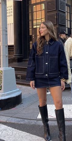 Nyc Dinner Outfit, Ny Fits, Fashion Intern, London Outfits, Casual Chique Stijl, Jeans Trend, Walking Down The Street, Perfect Closet, Neue Outfits