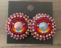 Beaded stud earrings with maroon and fire colors. They are small studs about 1 inch with a rubber stopper. Maroon Earrings, Beaded Stud Earrings, Beaded Work, Beaded Earrings Diy, Native American Beadwork, Handmade Earrings Beaded, Earrings Diy, Sun City, Earrings Beaded