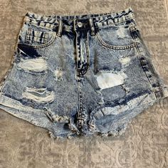 Size Xs Brand New, Never Worn Blue Ripped Jean Shorts For Summer, Blue Denim Jean Shorts For Summer, Summer Blue Denim Jean Shorts, Trendy Distressed Blue Shorts, Blue Distressed Shorts For Summer, Summer Ripped Washed Blue Shorts, Blue Distressed Shorts For The Beach, Casual Ripped Blue Jean Shorts, Ripped Blue Jean Shorts For Summer