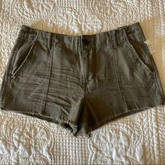 Aeropostale Shorty Shorts With Frayed Hem Size 8 Approximate Measurements Taken Laying Flat: Waist: 15” Inseam: 2.5” Rise: 10” Hips: 20” 100% Cotton New With Tags! Aeropostale Outfits, Athletic Shorts Women, Visual Archive, Black Biker Shorts, Midi Jeans, Cozy Jacket, Aeropostale Jeans, White Jean Shorts, Black Jean Shorts