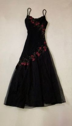 Black Wedding Dress Aesthetic Vintage, Homecoming Dresses Outfits, Aesthetic Prom Shoes, Alternative Formal Dress, Vampire Hoco Dress, 90s Vampy Dress, Emo Homecoming Dresses, Alt Homecoming Dresses, Grunge Homecoming Dress