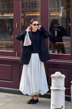 30+ White Long Skirt Outfit Ideas to Prove You Need One This Year | Fashion Trends White Long Skirt, Balloon Skirt, Stylist Fashion, Long Skirt Outfits, Maxi Skirt Outfits, What To Wear Today, Pants Suit