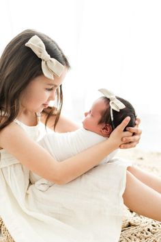 Sibling Photo Newborn, Newborn Photography With Big Sister, Newborn And Sister Photoshoot, Newborn Photos Sisters, Sisters Newborn Photoshoot, Sister Sibling Photography, Newborn And Big Sister Photography, Newborn Baby Sibling Photography, Newborn Photography Big Sister