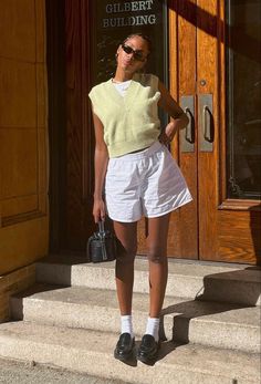 Summer Tom Boy Femme, Summer 24 Outfits, Casual Europe Outfits, Trouser Shorts Outfit, Unpolished Casual, French Girl Outfits, Estilo Rachel Green, College Ootd, Outfit Planning