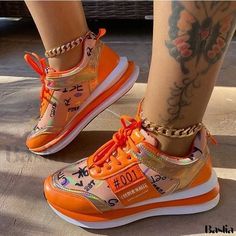 Women Casual Flats, Heels Patterns, Orange Sneakers, Fashion Shoes Flats, Style Sportif, Fashion Closet, Orange Shoes, Sporty Casual, Walking Sneakers