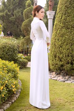 Traditional collar Fabric: Crepe, lace, beading Long sleeves Type: Modern ao dai Vietnamese Ao Dai Wedding, Lace Ao Dai, Modern Ao Dai, Lace Beading, Garment Cover, Elegant Man, Embroidery Lace, Sun Rays, Lace Patterns