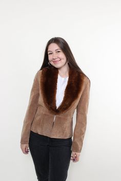 Hi! This is vintage from 90s brown leather jacket with faux fur collar. This retro style evening fancy jacket made of LEATHER. The model in the photo is 170 cm tall and is wearing a LARGE size overcoat ( E-F-UK XL; D-USA L - sizes on the tag.) . But, be careful, this is a vintage size, it is better to check the measurements below in the product description. Sleeve - 43cm / 16.92inch; ( armpit to end of sleeve); Width - 40cm / 15.74inch; Length - 55cm / 21.65inch. All measurements are taken seam Vintage Biker, Retro Mode, Biker Leather, Brown Leather Jacket, Cool Vintage, Faux Fur Collar, Retro Stil, Unique Outfits, Fur Collar