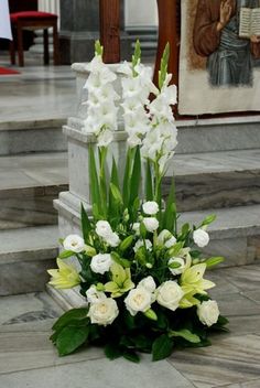 a bunch of flowers that are sitting on some steps