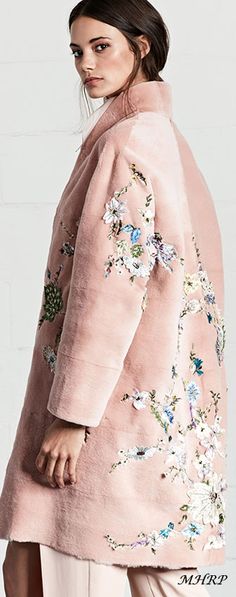 Dennis Basso Resort 2018 Cape Outfit, Gown Ideas, Mode Rose, Elegante Y Chic, Embroidered Coat, Dennis Basso, Pink Coat, Winter Coats, Fashion 2018