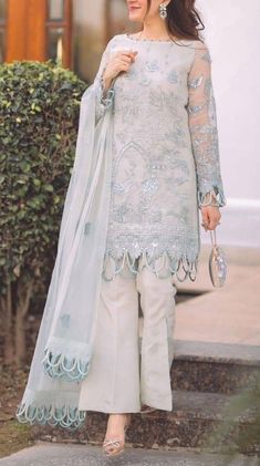 Desi Fits, Gaun Fashion, Stylish Short Dresses, Pakistani Suit, Pakistani Fashion Party Wear, Pakistani Fancy Dresses, Pakistani Dresses Casual, Beautiful Pakistani Dresses, Simple Pakistani Dresses