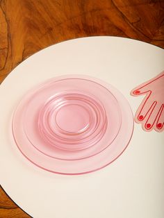 A stack of pink transparent glass plates in various sizes. Pink Glass Plates, Kitchen Plates Set, Kitchenware Ideas, Pink Milk Glass, Rose Accessories, Clear Glass Plates, Pink Dinnerware, Pink Plates, Plates And Bowls Set