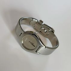 Gucci stainless steel mirrored bangle watch from the 90s Gucci Timeless Watch Women, Gucci Classic Silver Watch, Vintage Gucci Watch Women, Silver Gucci Watch, Gucci Bangle Watch, Minimalist Accessories Jewellery, Bangle Watches, Retro Watches, Preppy Jewelry