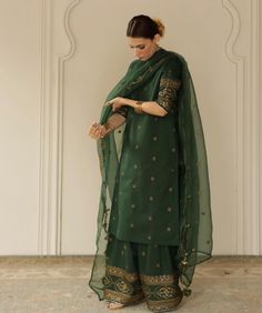 Indian Green Dress, Green Suit Wedding Women, Bottle Green Pakistani Suit, Green Gharara Pakistani Dresses, Desi Formal Dresses, Desi Dress Pakistani Outfits, Desi Clothes Pakistani Outfits, Green Desi Outfit, Green Traditional Outfit