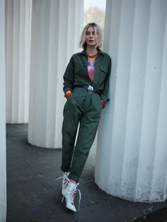 Boiler Suit Street Style, Boilersuit Outfit, Boiler Suit Outfit, Denim Boiler Suit, Jumpsuit Pattern Sewing, Tie Dye Sweater, Boiler Suit, Jumpsuit Outfit, Spring Look