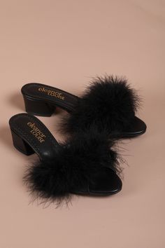 FEATHER SLIPPERS, BRIDAL SLIPPERS, FEATHER HEELS, MARABOU SLIPPERS, WOMEN'S BOUDOIR SLIPPERS, WEDDING SLIPPERS, BRIDE SLIPPERS, BRIDE GIFT Where Comfort Meets Elegance: Eleanor Louise Marabou Feather Slippers Crafted step by step with the finest marabou feathers and premium-grade satin and leather, these slippers combine comfort and sophistication. Meticulously chosen materials and the expertise of artisans are evident in every detail. While the marabou feathers add an extraordinary touch to you Slippers Wedding, Feather Slippers, Bridal Slippers, Feather Heels, Bride Slippers, Wedding Slippers, Silk Satin Fabric, White Feather, Bride Gift