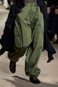 Fashion Week Street Style Winter, Khaki Cargo Pants Outfit, Christian Dior Spring 2023, Dior Spring 2023, Minimalist Street Style, 2023 Ready To Wear Collection, Khaki Cargo Pants