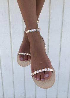 Best Travel Sandals, Flat Strappy Sandals, Classy Sandals, Travel Sandals, Rose Gold Flats, Rose Gold Sandals, Strappy Sandals Flat, Flip Flops Style, Gold Flats