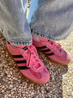 Style Adidas Samba, Pink Shoes Outfit, Adidas Samba Women, Pink Gazelles, Pink Adidas Shoes, Samba Outfit Ideas, Adidas Samba Outfits, Samba White, Adidas Samba White