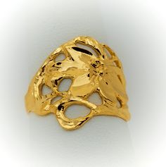 Anillo de mujer de oro 10k con diseño de flor de orquídea Este anillo de oro de 10 quilates en un cautivador color amarillo es una verdadera joya para las mujeres que buscan algo fuera de lo común. Su diseño único presenta una hermosa flor de orquídea que se enlaza con sus ramas en todo el anillo, creando una sensación de movimiento y fluidez que lo hace realmente impresionante. La textura del metal y los cortes de brillo por fuera dan profundidad y añaden un toque de elegancia que hará que cual Formal Gold Flower Ring Stamped 14k, Gold Hallmarked Flower Ring, Gold Flower Ring Stamped 14k, Gold 14k Hallmarked Flower Ring, Yellow Gold Flower Ring Stamped 14k, Gold Flower Ring For Formal Occasions, Gold Flower Ring For Formal Events, Formal Yellow Gold Hallmarked Flower Ring, Gold Classic Hallmarked Flower Ring