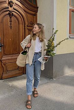 Comfy Parisian Style, Summer Outfits 2023 Size 10-12, Florence Italy Style Fashion, Suede Arizona Birkenstocks Outfit, Canadian Fashion Outfits Summer, Summer Autumn Transition Outfit, Normcore Women Outfits, Spring Long Sleeve Outfits, Winter Transition Outfits Spring