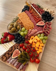 charcuterie board Simple Snack Board, Chacudory Board, Chacudory Board Ideas, Sarcutery Board Ideas, Shakutary Board, Carcutary Board, Checurtie Board, Charcutero Board, Cacuttery Board Ideas