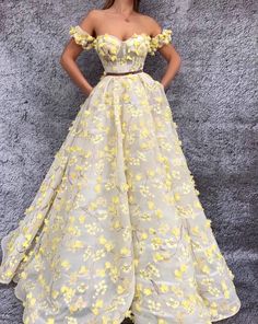 Teuta Matoshi, Prom Dresses 2019, Beauty Dress, Grad Dresses, Ball Gown Dresses, Yellow Flower, Prom Gown, Beautiful Gowns, Fancy Dresses