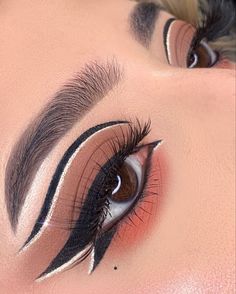 Eye Looks With Eyeliner, Dramatic Eyeliner Looks, Black Liner Looks, Eyeliner Looks Creative, Black And White Makeup Looks, Black And White Eye Makeup, Cute Eyeliner Ideas, Cute Eyeliner Looks