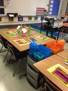 an empty classroom with desks and chairs