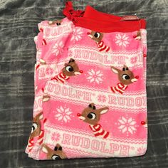 Rudolph Christmas Pajamas Nwt Never Worn Super Soft Pjs Preppy, Cute Christmas Pjs, Women Christmas Pajamas, Womens Christmas Pajamas, Navy Christmas, Christmas Pj, Rudolph Christmas, Christmas Jammies, Lace Short Sleeve Top