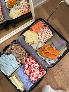 cr: ˚୨୧⋆｡˚ Packing Aesthetic, Suitcase Aesthetic, Summer Suitcase, Belly Conklin, Emily Henry, The Summer I Turned Pretty, Jenny Han, One Summer, Gap Year