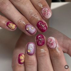 Short Nail Art Flower, Gel Nail Art Natural Nails, Nail Design Holiday, Short Chunky Nails, Garbo Zhu Nails, Japanese Hard Gel Nails, Painted Natural Nails, Natural Nail Designs Short, Funky Short Nails