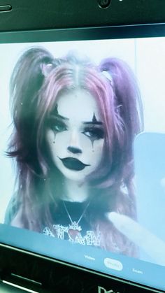 Clown makeup Hairstyles For Clown Costume, Easy Emo Halloween Costumes, Scary Women Clown Makeup, Face Paint For Adults Halloween, Clown Makeup With Eyeliner, Clown Makeup Eyeshadow, Harley Quinn Clown Costume, Diy Clown Halloween Costumes, Easy Make Up Ideas For Halloween