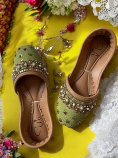 Elevate your jutti khussa footwear collection with our handmade leather flats. These green juttis are a perfect choice for Indian weddings, as well as for Indian flats, Pakistani khussa, Indian juttis, and Pakistani women's shoes. These green khussa shoes are ideal for festivals and look great as Eid shoes, Diwali shoes, and Holi shoes. Our Punjabi juttis are perfect for every occasion, whether you want a chic or desi look. Pakistani Shoes Khussa, Green Jutti, Desi Footwear, Punjabi Jutti Wedding, Pakistani Jutti, Juttis For Women, Traditional Jutti, Pakistani Khussa, Pakistani Shoes